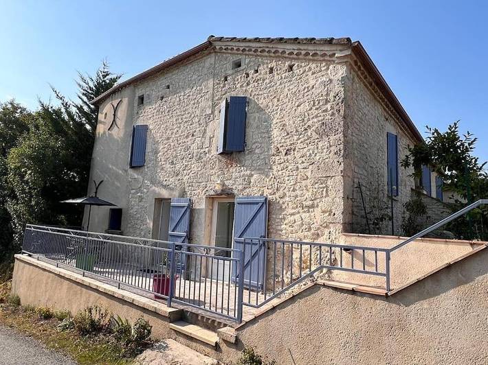 Gîte pour 4 personnes, avec terrasse ainsi que jardin et piscine à Valprionde - 4