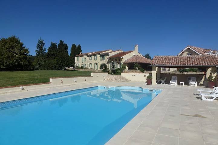 Gîte pour 4 personnes, avec Terrasse ainsi que Jardin et Piscine