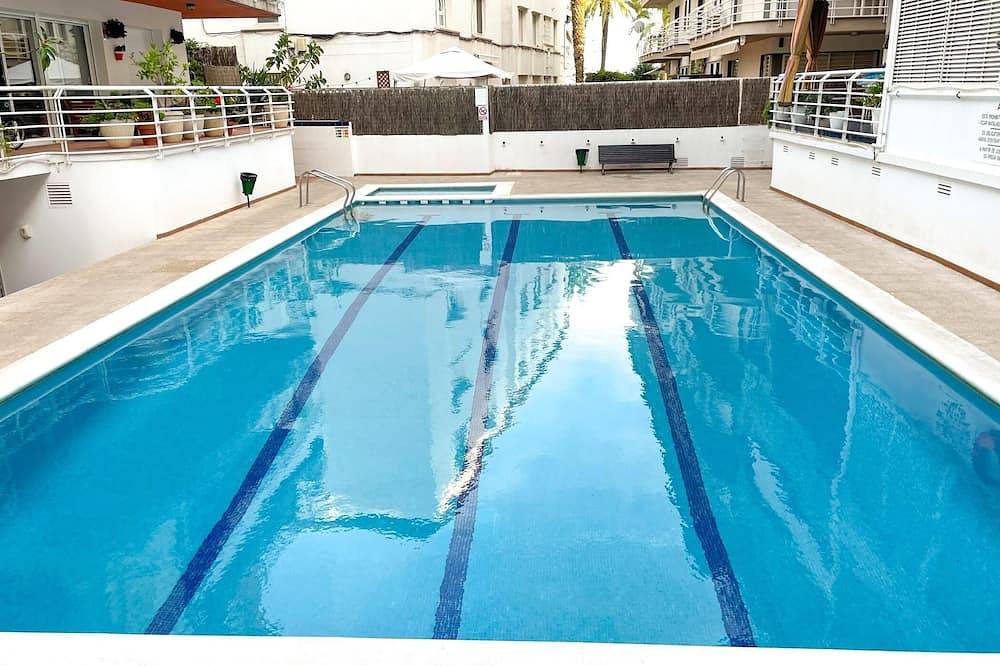 Entire apartment, Modern Penthouse w/ Pool + Roof Terrace by Hostem in Vilanova i la Geltrú, Garraf