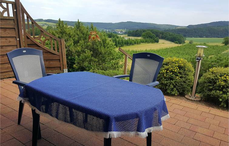 Entire holiday apartment, Cozy Apartment with Terrace & Parking, 1.5km to Referinghausen in Düdinghausen, Medebach