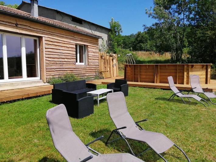 Location de vacances pour 6 personnes, avec vue et terrasse ainsi que piscine et jardin à Peyrilles