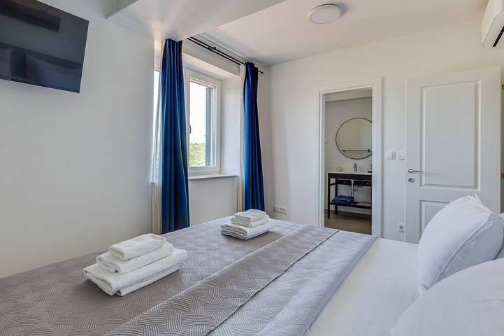 Escape on lake in Dalmatinisches Zagora