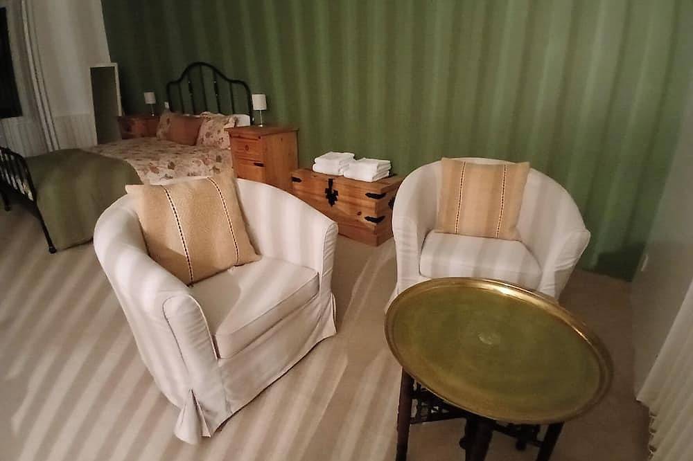 A spacious village house for two, a minutes walk from the local amenities! in Loubès-Bernac, Région de Marmande