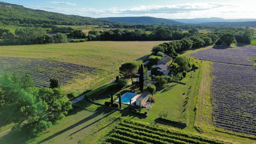 Gîte pour 4 personnes, avec Balcon et Terrasse ainsi que Jardin et Piscine à Chantemerle-lès-Grignan