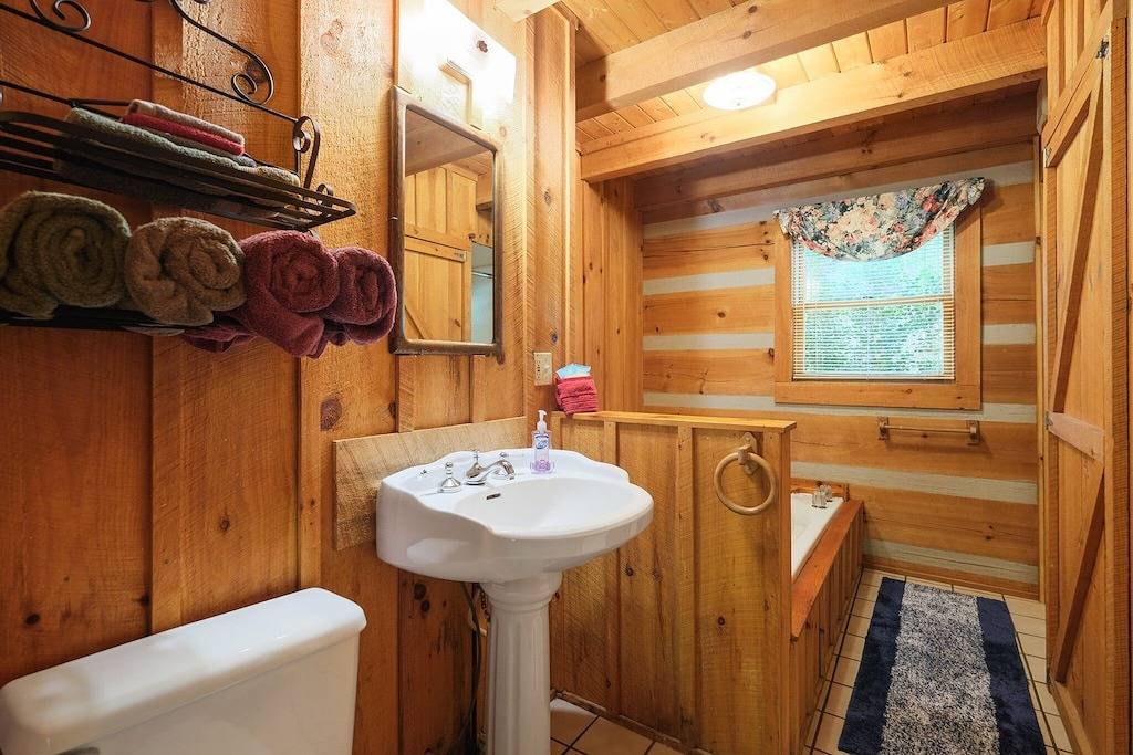 Deck, Jetted Tub, Wi-fi, Near National Park in Tuckaleechee, Blount County