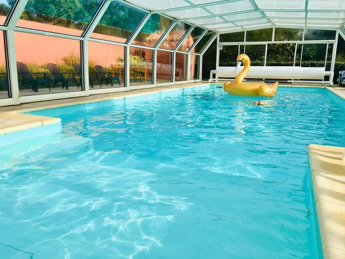 Gîte pour 2 personnes, avec jardin ainsi que vue et piscine à Le Longeron