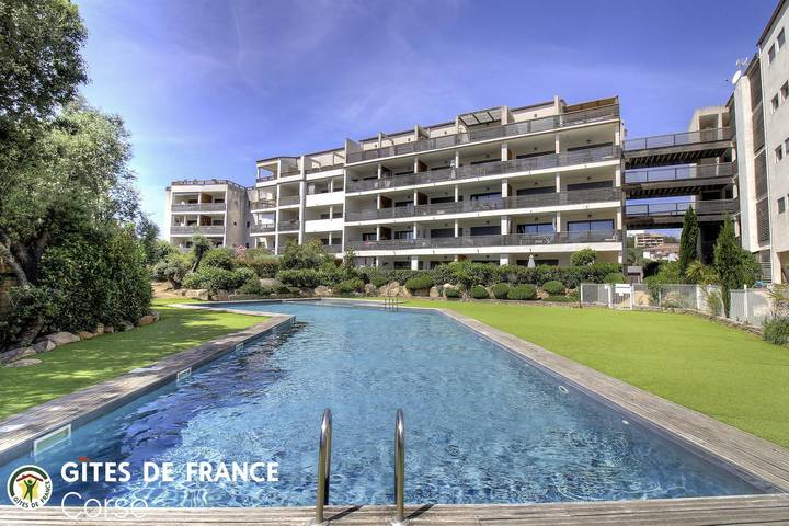Gîte pour 4 personnes, avec Terrasse et Jardin ainsi que Piscine et Vue à Porto-Vecchio