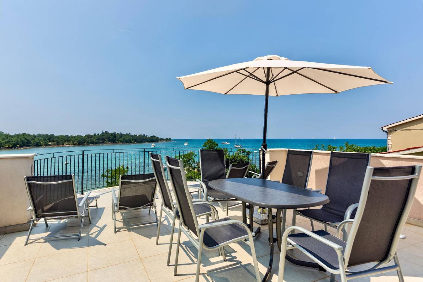 Appartement de vacances entier, Appartements avec balcon juste devant la plage in Lovrečica, Région d'Umag