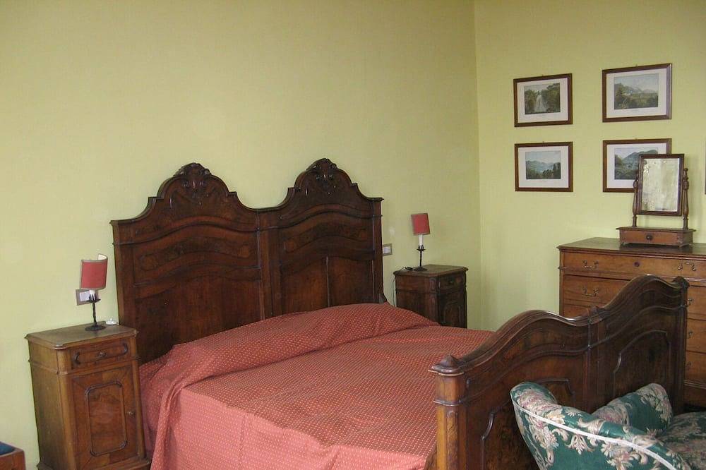 Haus in der Villa der ersten 900, umgeben von jahrhundertealten Bäumen Blick auf die Seen in Erba, Brianza