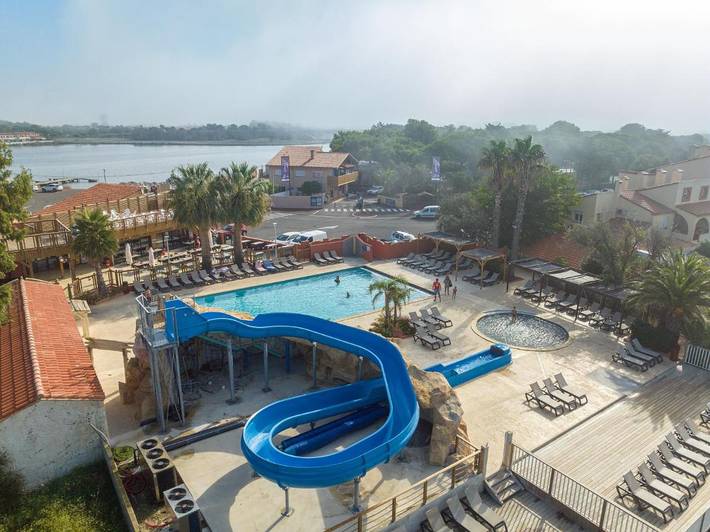 Camping pour 4 personnes, avec jardin et bassin pour enfant ainsi que terrasse et piscine, animaux acceptés à Le Barcarès - 2