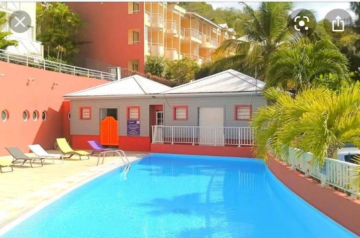 Appart’hôtel pour 2 personnes, avec terrasse ainsi que piscine et vue