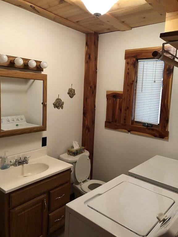 Rustikales Blockhaus neben dem Hoosier National Forest im Ohio River Valley in Perry County (IN)