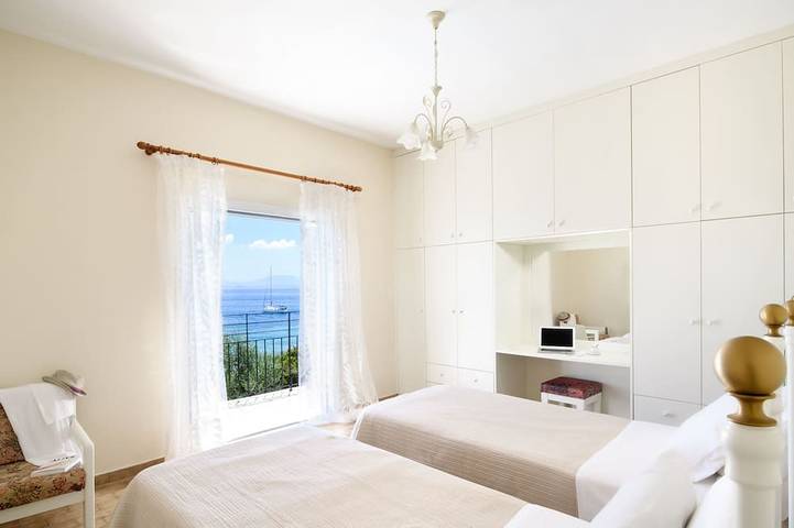 Peaceful Seafront Villa with Infinity Pool & Sea Access – Sleeps 12 in Mparmpati, Nissaki