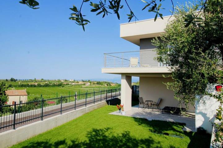 B&b per 3 persone, con Terrazza e Idromassaggio nonché Giardino e Vista lago a Cavaion Veronese