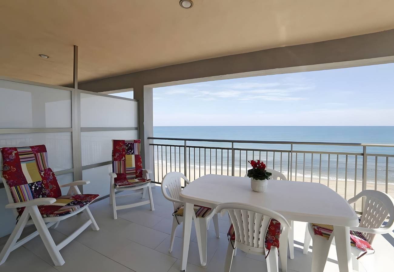 Appartement entier, Appartement "Voramar" avec vue sur la mer, terrasse privée et Wi-Fi in Bellreguard, Costa de Valencia