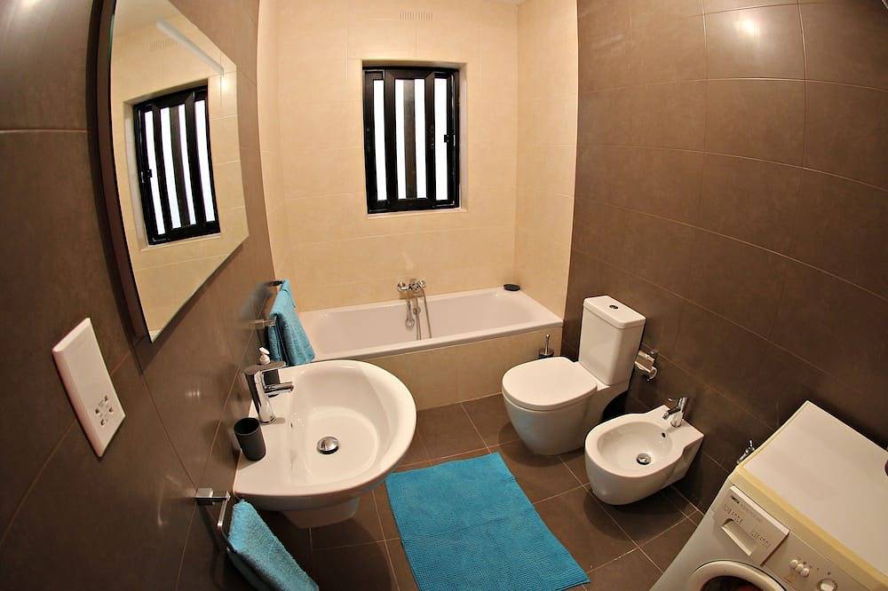 Entire apartment, Large seaside penthouse, with breathtaking country views in Marsalforn, Zebbug