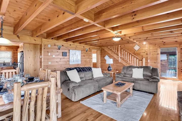 Log cabin for 6 people, with hot tub and balcony as well as pool in Sevierville