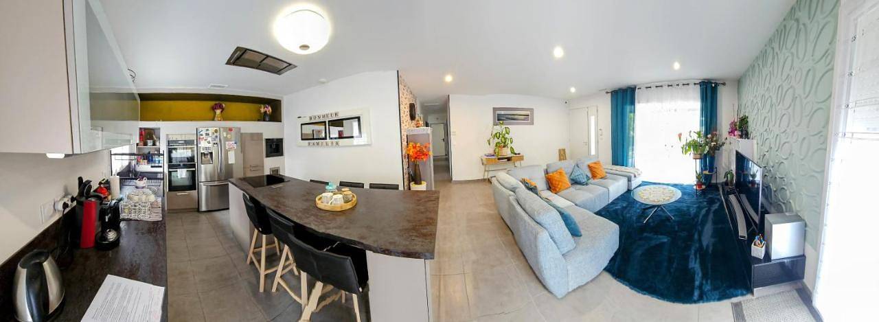 Gîte pour 4 personnes, avec vue ainsi que jardin et piscine à Savasse