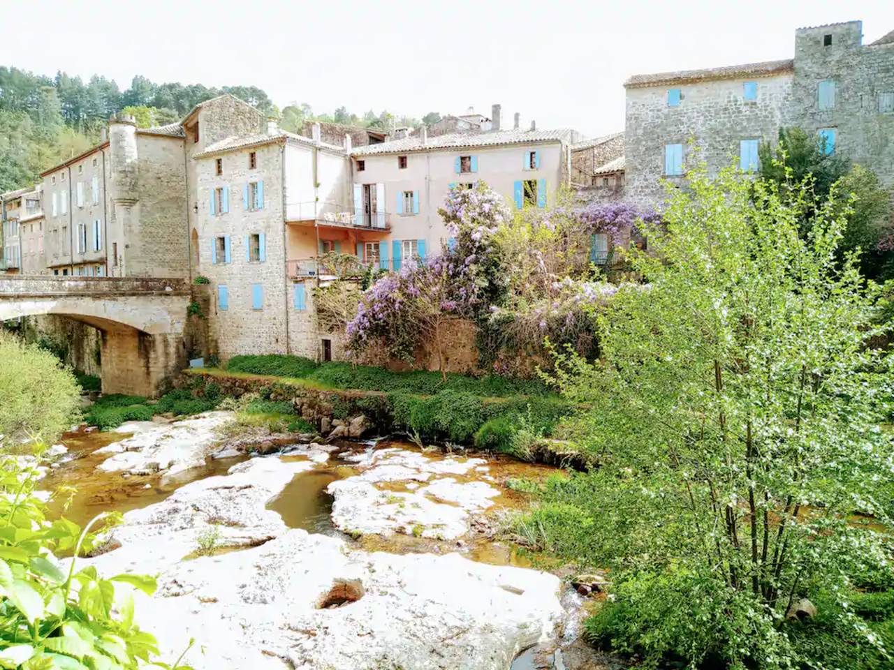 Maison de campagne 'De Maître Du Domaine Des Lys' avec vue sur les montagnes, terrasse et Wi-Fi in Parc naturel régional des Monts d'Ardèche