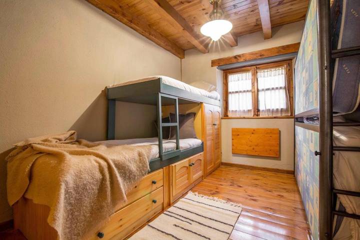 Gîte pour 6 personnes, avec terrasse et vue dans Arties - 4