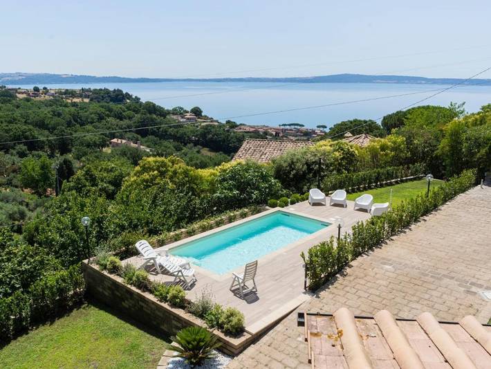 Villa per 14 persone, con vista lago e terrazza nonché giardino e piscina, con animali domestici in Trevignano Romano
