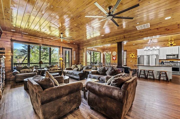 Vacation rental for 46 people, with pool and terrace as well as hot tub in Gatlinburg