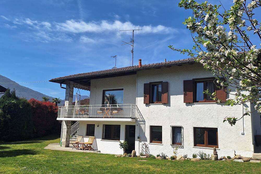 La Tramontana, freistehendes Ferienhaus mit schönem Garten in direkter Seenähe in Maccagno, Maccagno con Pino e Veddasca