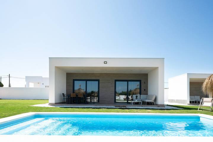 Beautiful Villa for 12 Guests – Adults Only (25+) with Private Pool, Wi-Fi & Air Conditioning in Chiclana de la Frontera, Costa de la Luz