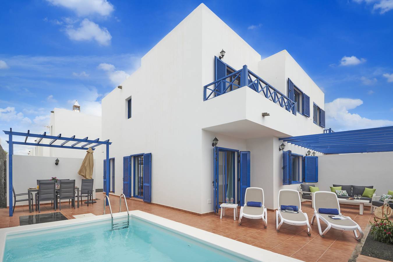 Appartement entier, Vacances 'Maria Del Mar' avec vue sur les montagnes, piscine privée et Wi-Fi in Playa Blanca, Yaiza