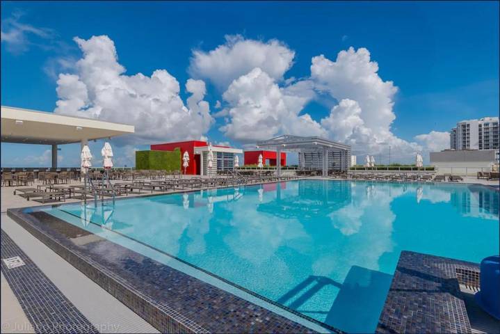 Apartahotel para 2 personas, con piscina para niños y piscina además de terraza y jacuzzi, Se admiten mascotas en Florida