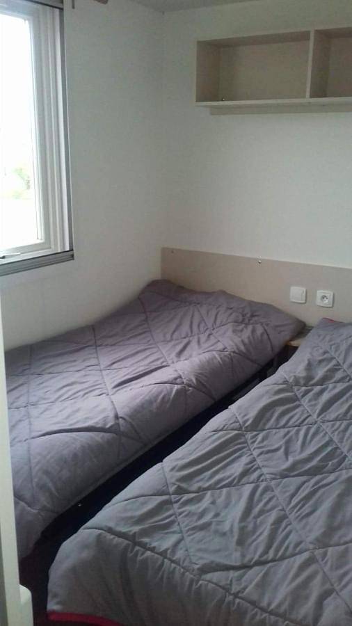 Camping pour 8 personnes, avec terrasse et piscine ainsi que vue et bassin pour enfant