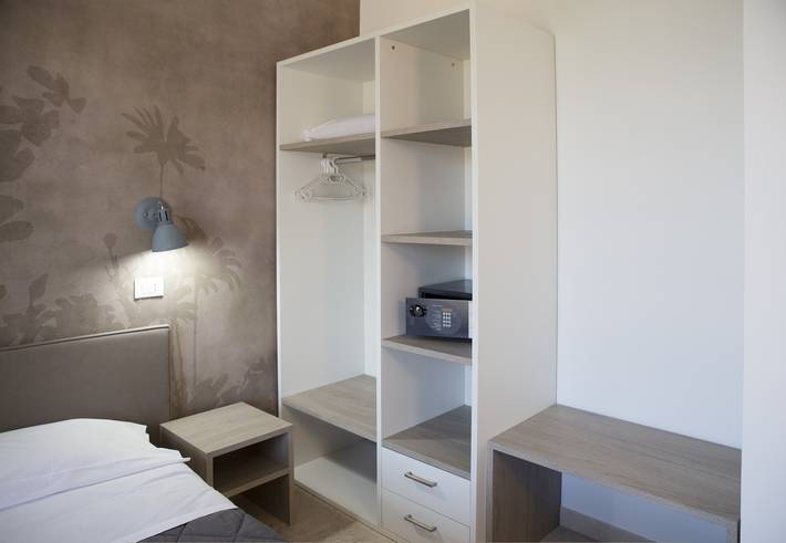 Appartamento intero, Junior Suite 5 con piscina condivisa e balcone privato in Spiaggia Romantica (Manerba del Garda), Manerba del Garda