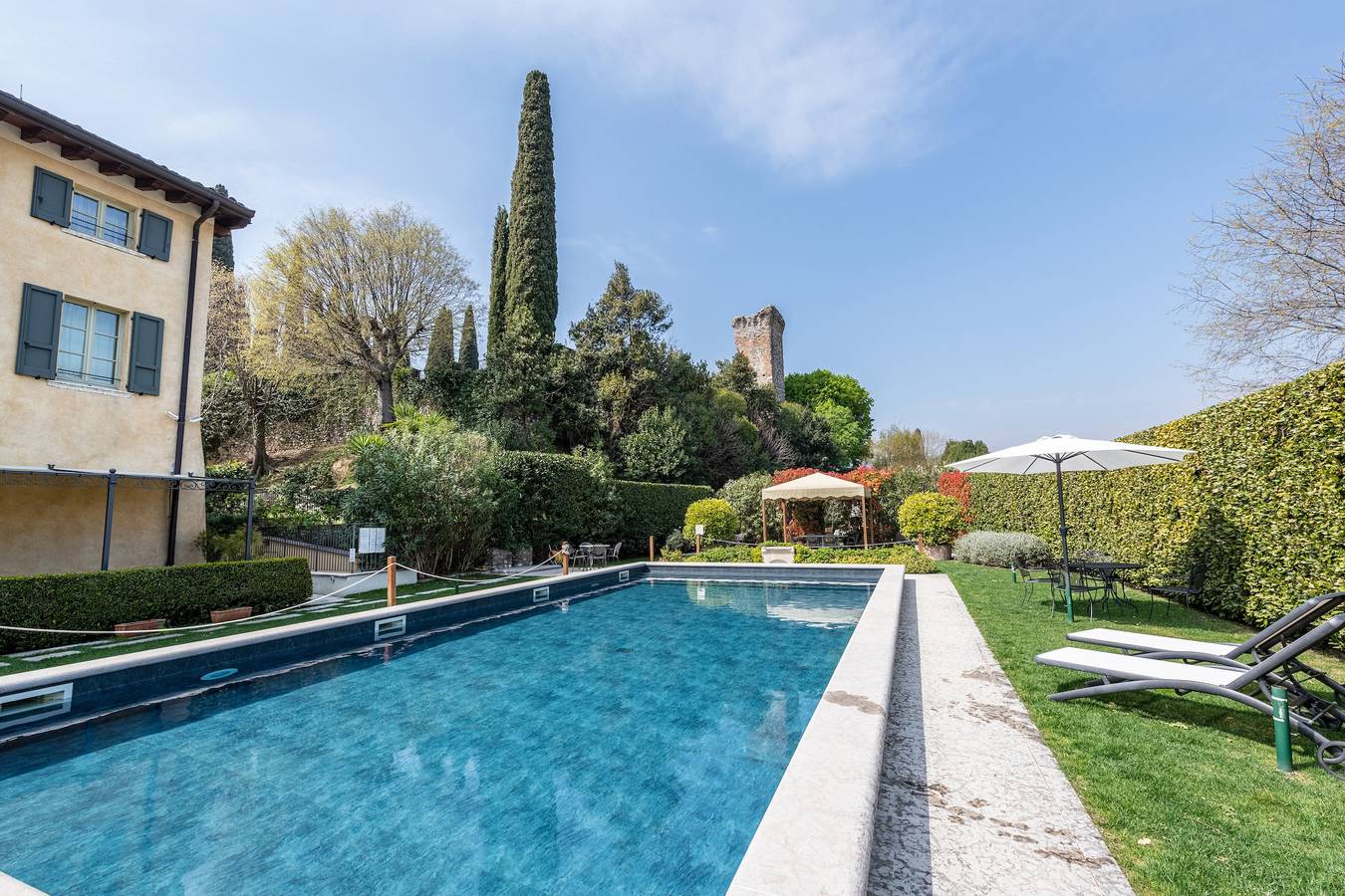 Ganze Wohnung, Ferienwohnung 'Antica Torre Cicerone' mit Gemeinschaftspool, Wi-Fi und Klimaanlage in San Felice del Benaco, Gardasee-Berge
