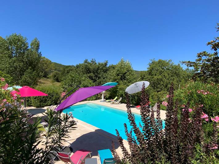 Gîte pour 2 personnes, avec piscine et terrasse, animaux acceptés