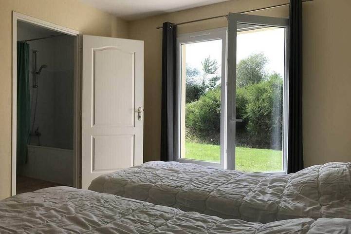 Location de vacances pour 6 personnes, avec jacuzzi ainsi que jardin et piscine à Les Forges - 3