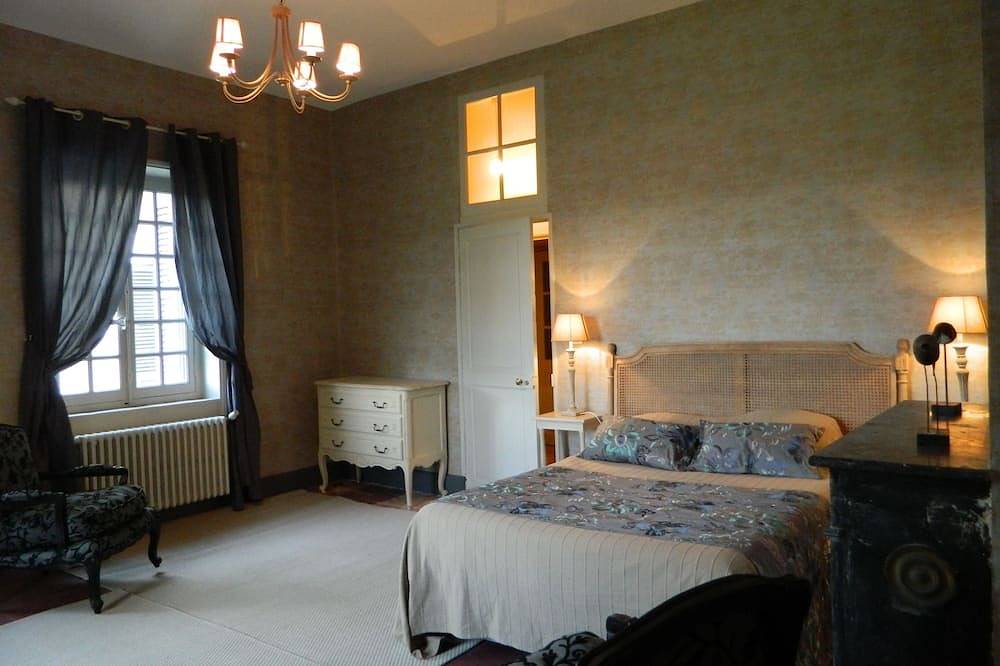 Manoir avec piscine à 15km de Tours, dans un domaine boisé in Monts, Région de Tours