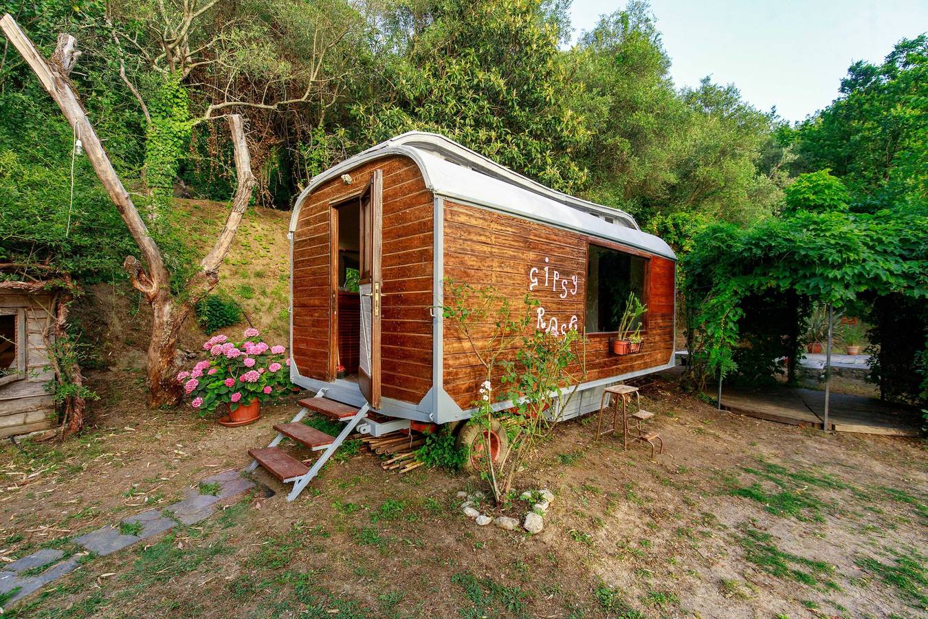 Ganze Wohnung, Apartment 'Gipsy Rose - Pink Rose' mit Bergblick, Gemeinschaftsgarten und Wlan in Sarzana, Naturpark Montemarcello-Magra-Vara