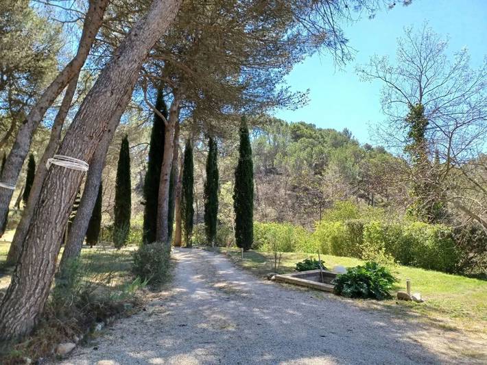 Location de vacances pour 10 personnes, avec jardin ainsi que piscine et terrasse à Rognes - 4