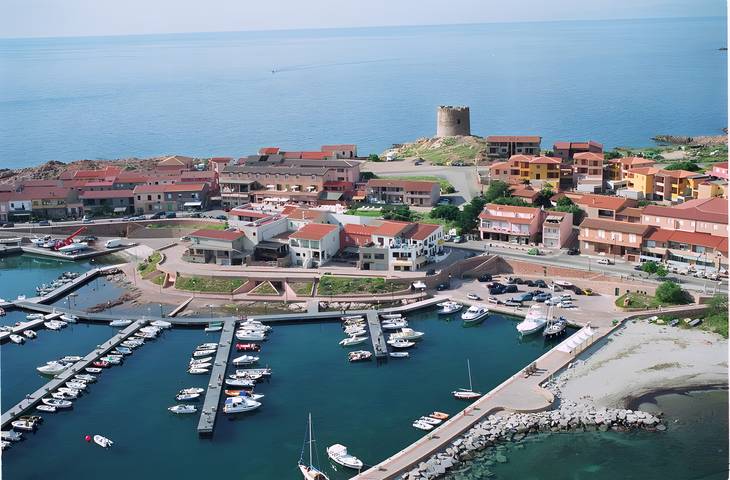 Appartement entier, Appartement 'Nel Borgo Pa Dx' avec terrasse privée, Wi-Fi et climatisation in Isola Rossa, Trinità d'Agultu e Vignola