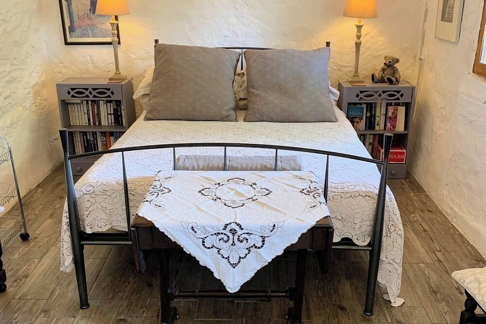 Ganze Wohnung, Romantic hideaway for 2 by a Medieval Chateau with pool in Brigueil-le-Chantre, Vienne