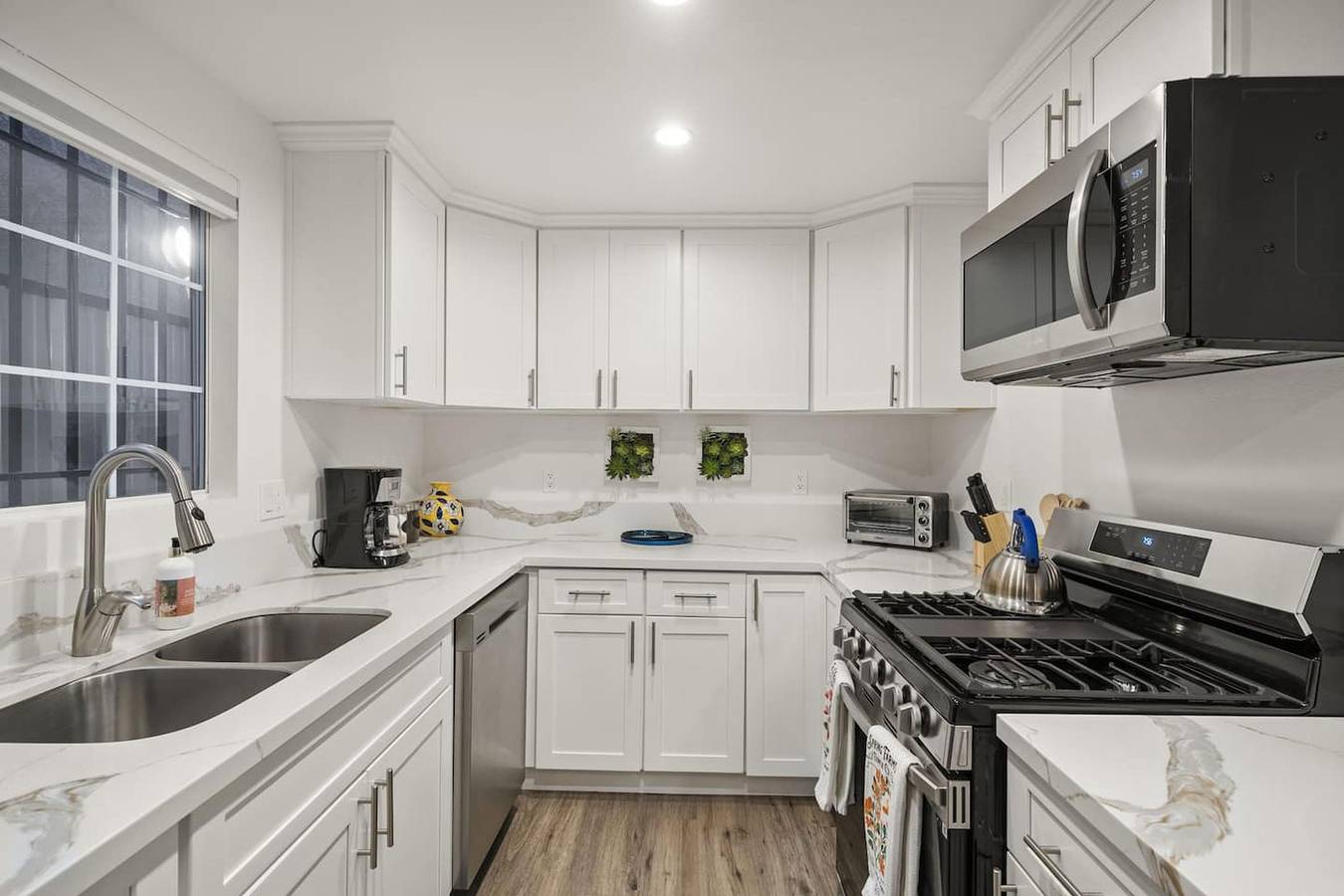 The Avalon - Modern, Colorful, w/ Private Parking in Los Angeles, Los Angeles County
