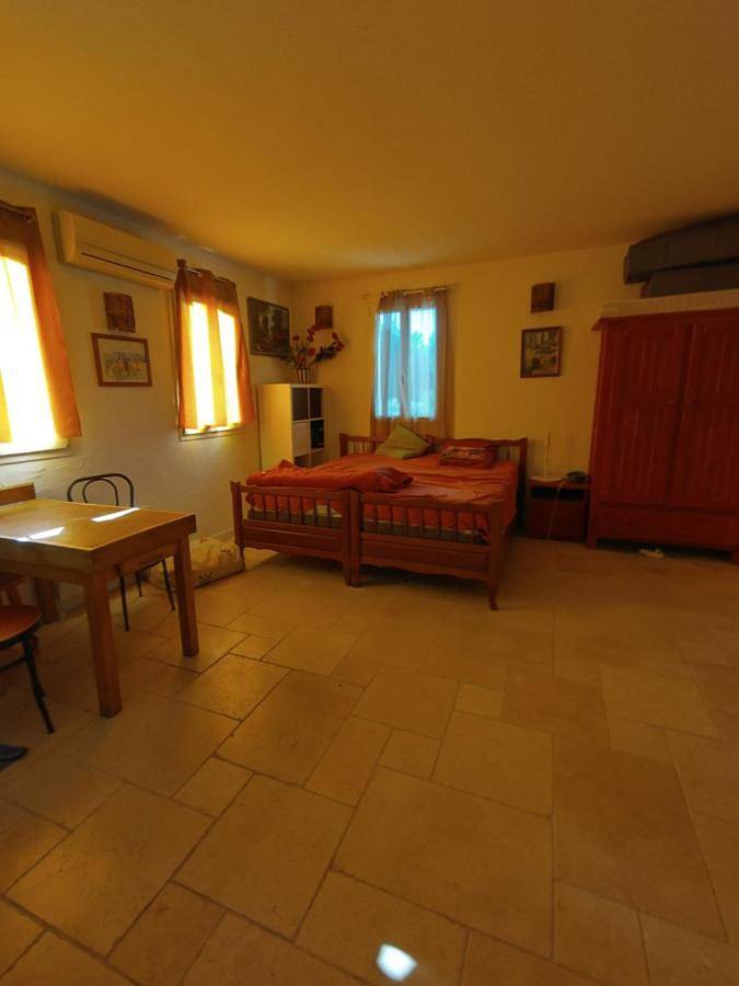 Gîte pour 2 personnes, avec vue ainsi que terrasse et piscine, animaux acceptés à La Bastidonne