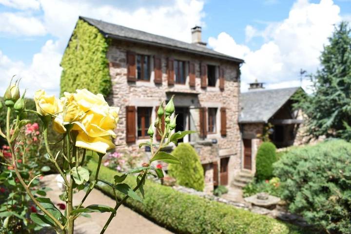 Location de vacances pour 6 personnes, avec jardin et vue à Castelnau-Pégayrols