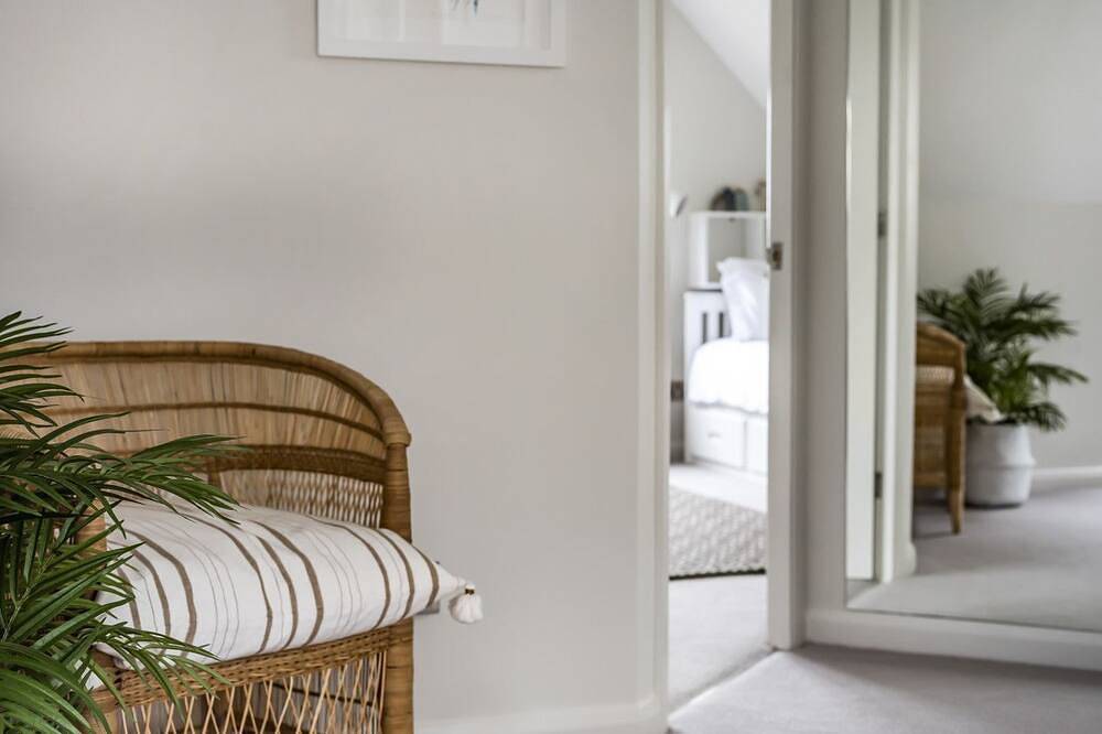 Little Orchard: West Wittering Home – Sleeps 10, 5 Bedrooms & Hot Tub in West Wittering Beach, West Wittering