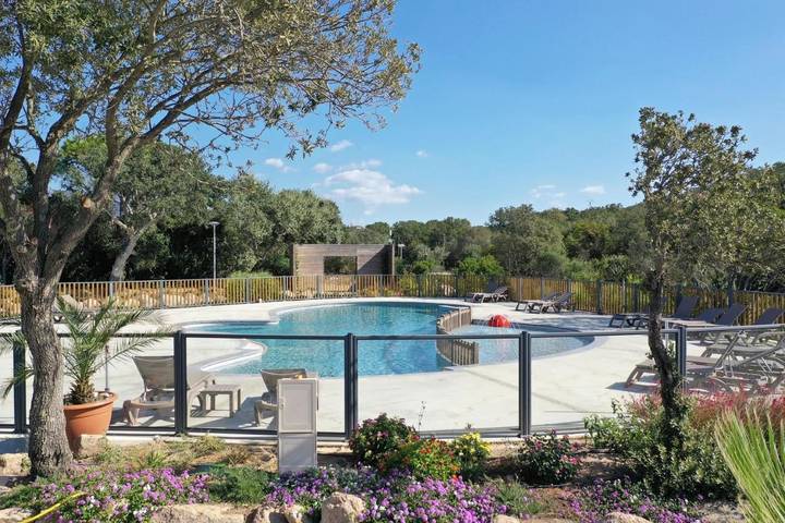Camping pour 5 personnes, avec terrasse et bassin pour enfant ainsi que jacuzzi et piscine, adapté aux familles