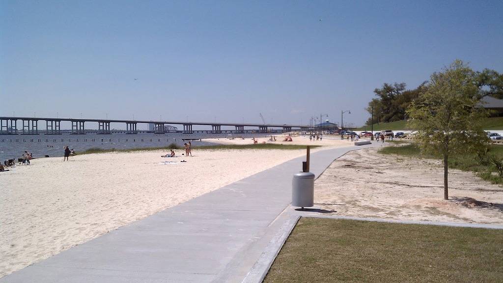 Gehen Sie zum Strand und in die Innenstadt von Restaurants, Bars und Geschäften! in Ocean Springs, Mississippi Gulf Coast