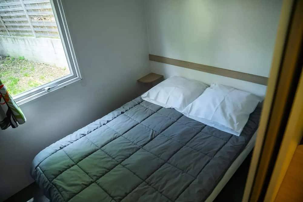Mobil-Home Esterel 2 chambres - sans sanitaires 4 personnes in La Bocca, Cannes