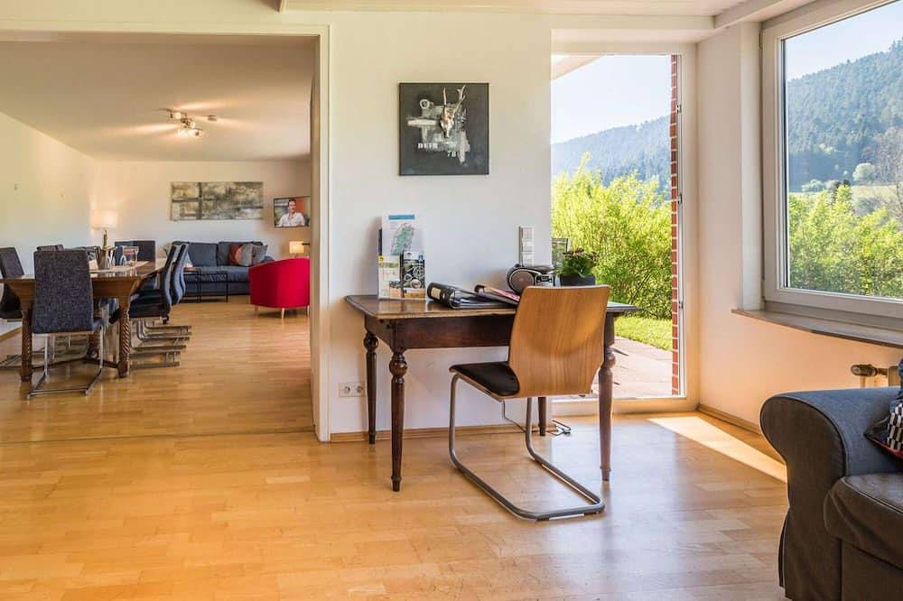 Traum-Aussicht: Wlan, Sauna, Bbq, Kamin, Garten eingezäunt, Spielplatz, Lagerfeuer, Spielzi. in Alpirsbach, Kinzigtal