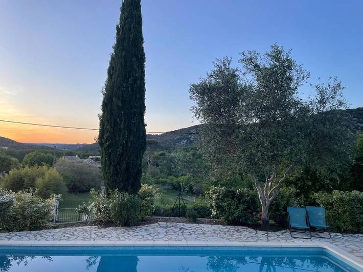 Location de vacances pour 4 personnes, avec piscine ainsi que jardin et vue à Saint-André-de-Roquepertuis