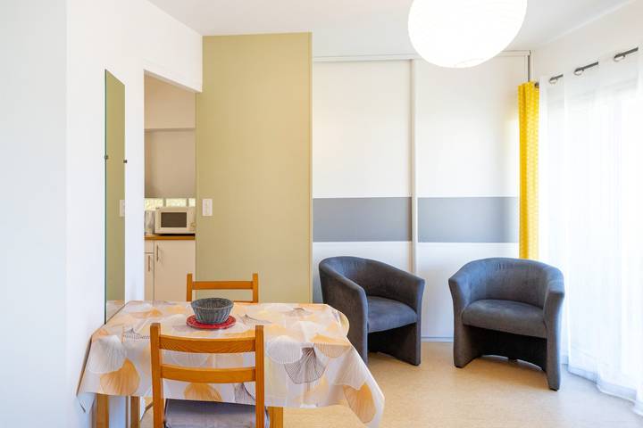 Studio entier, Studio cosy avec balcon, climatisation et billard – Cazaubon in Cazaubon, Gers